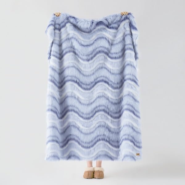 Amazon｜UGG - Rosiaスローブランケット - ソフトジャカードウェーブ